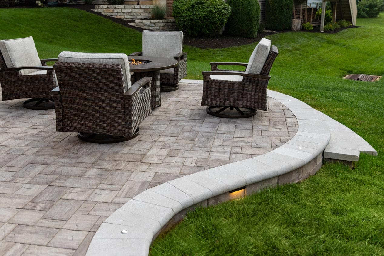 curved patio in Crystal Lake